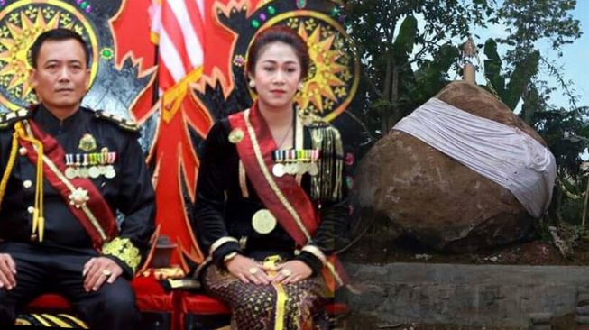 Raja dan ratu Keraton Agung Sejagat serta batu prasasti yang disakralkan. (Foto: Istimewa)