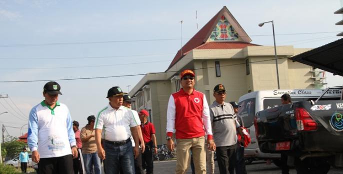 Bupati Pasuruan HM Irsyad Yusuf melakukan kerja bakti kantor OPD yang berada di Kota Pasuruan. (Foto: Dok Humas)