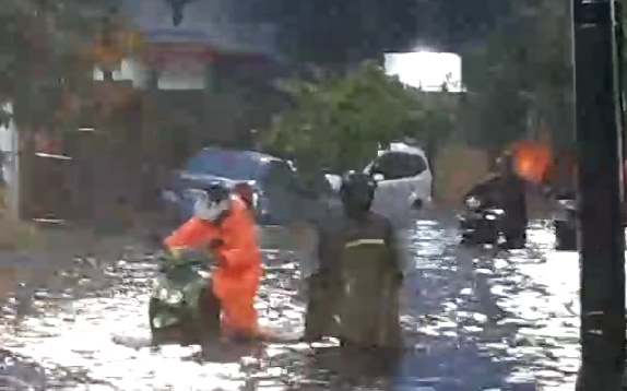 Banjir di Jalan Ciliwung. (Foto: faiq)