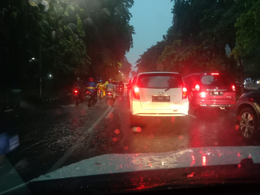 Kepadatan di Jalan Diponegoro Surabaya. (Foto: Faiq/ngopibareng.id)