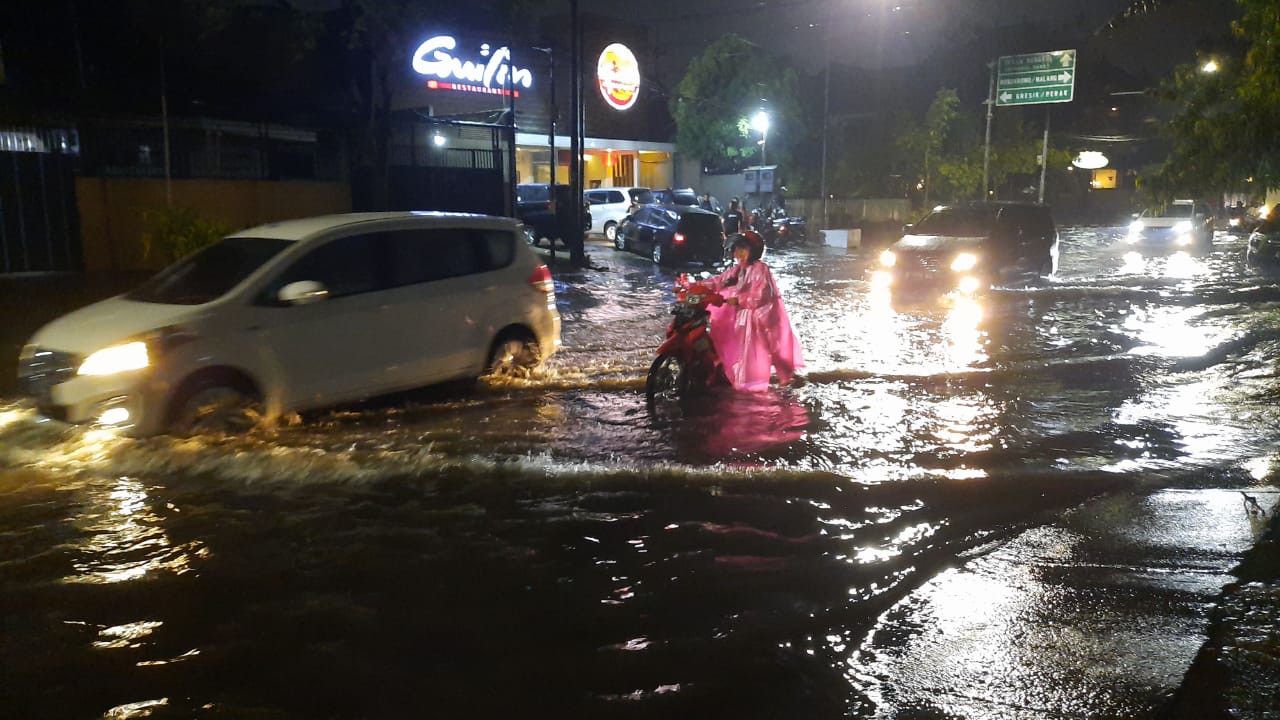 Banjir di Jalan Musi. (Foto: Alief Sambogo)