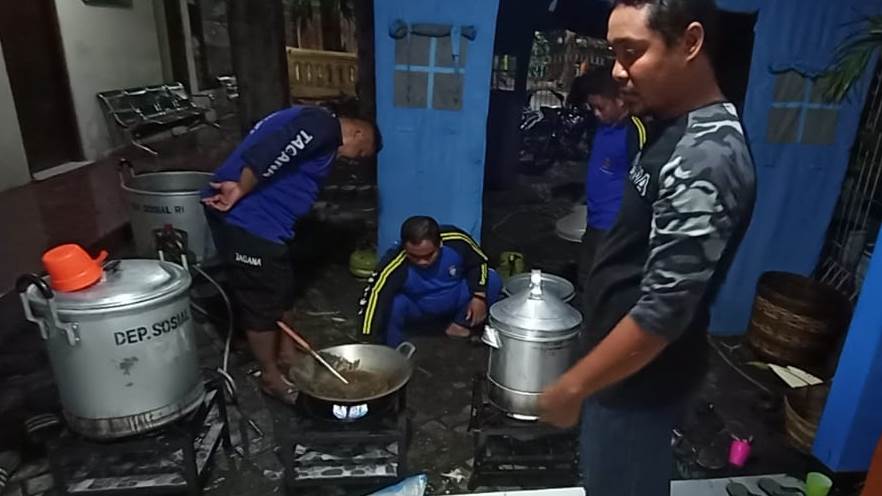 Tagana membuat dapur umum untuk menyiapkan nasi bungkus bagi warga Kampung Dok. (Foto: Istimewa)