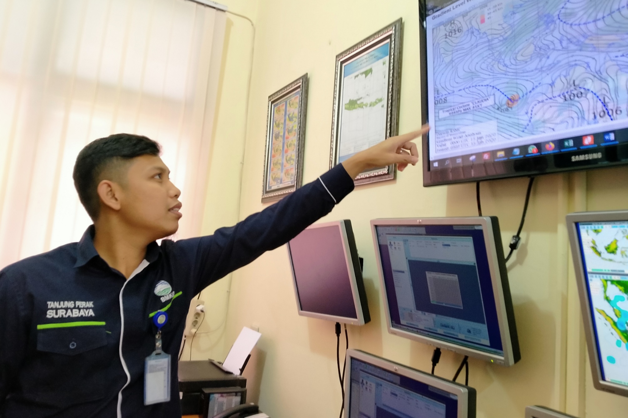 Prakirawan BMKG Tanjung Perak, Arrizal Rahman, menunjukkan data pergerakan angin yang terjadi di Ruang Inforecaster BMKG Tanjung Perak, Surabaya, Kamis 16 Januari 2020. (Foto: Fariz/ngopibareng.id)