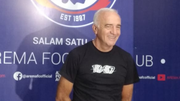 Pelatih Arema FC, Mario Gomez saat diperkenalkan di Kantor Arema FC (Theo/ngopibareng.id)