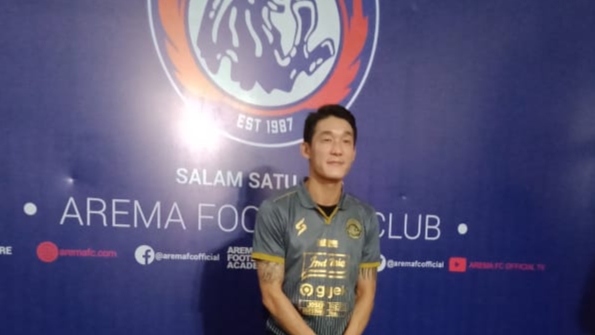 Pemain baru Arema FC, Oh Inkyun ketika dikenalkan di hadapan publik di Kantor Arema FC (Foto: Theo/ngopibareng.id)