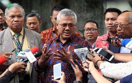 Ketua Komisi Pemilihan Umum (KPU) Arief Budiman bersama tim kuasa hukum PDIP, di kantor KPU, hari Kamis. (Foto:Antara) 