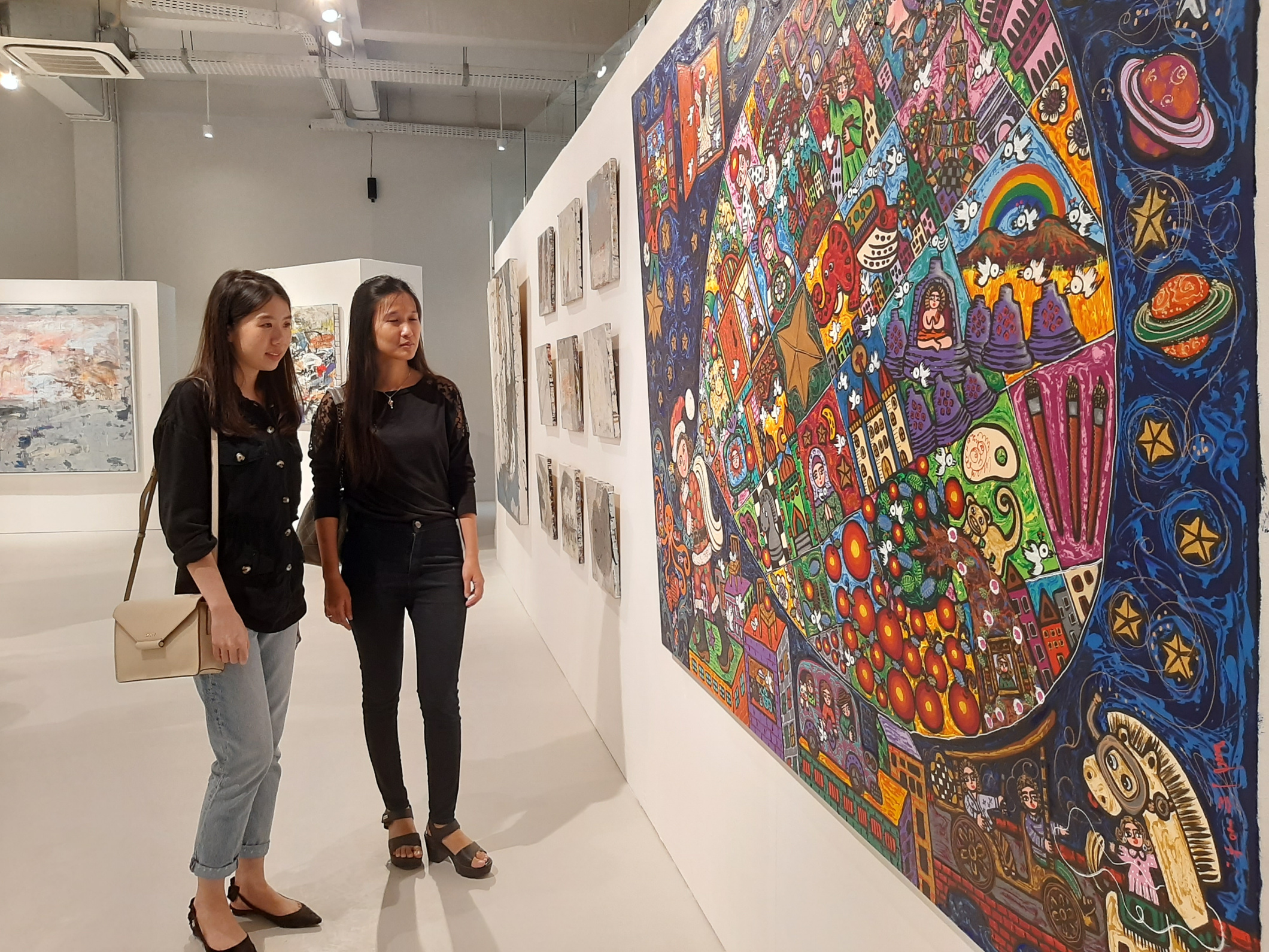 Pameran lukisan Milieu-Prologue. Ada sebanyak 13 lukisan dari berbagai genre di Miliue Space. (Foto: Pita/ngopibareng.id)