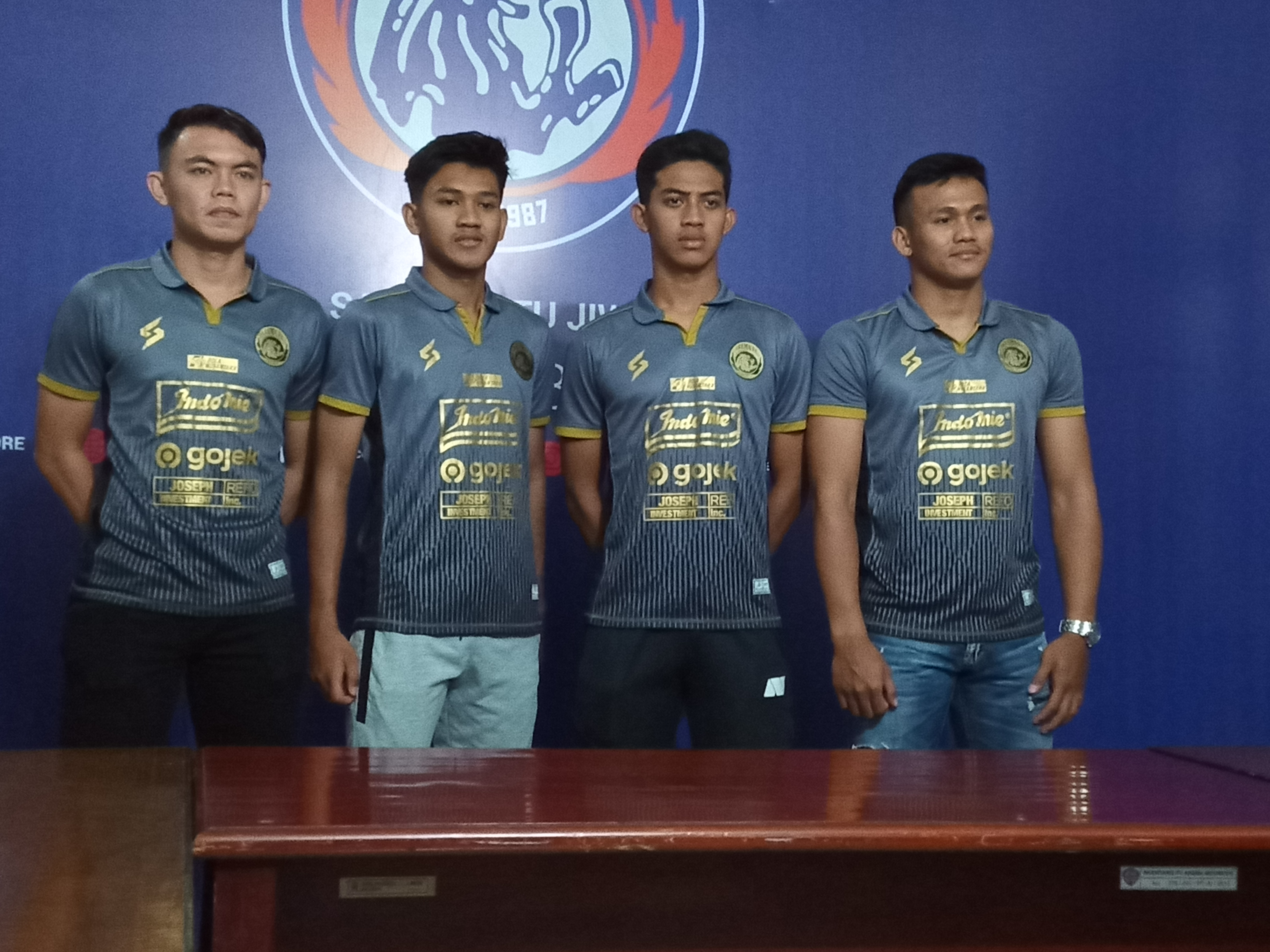 Empat pemain jebolan akademi Arema FC, dari kiri, Vikrian Akbar, Titan Bagus, Aji Saka dan Andrias Fransisco saat di Kantor Arema FC (Theo/ngopibareng.id) 