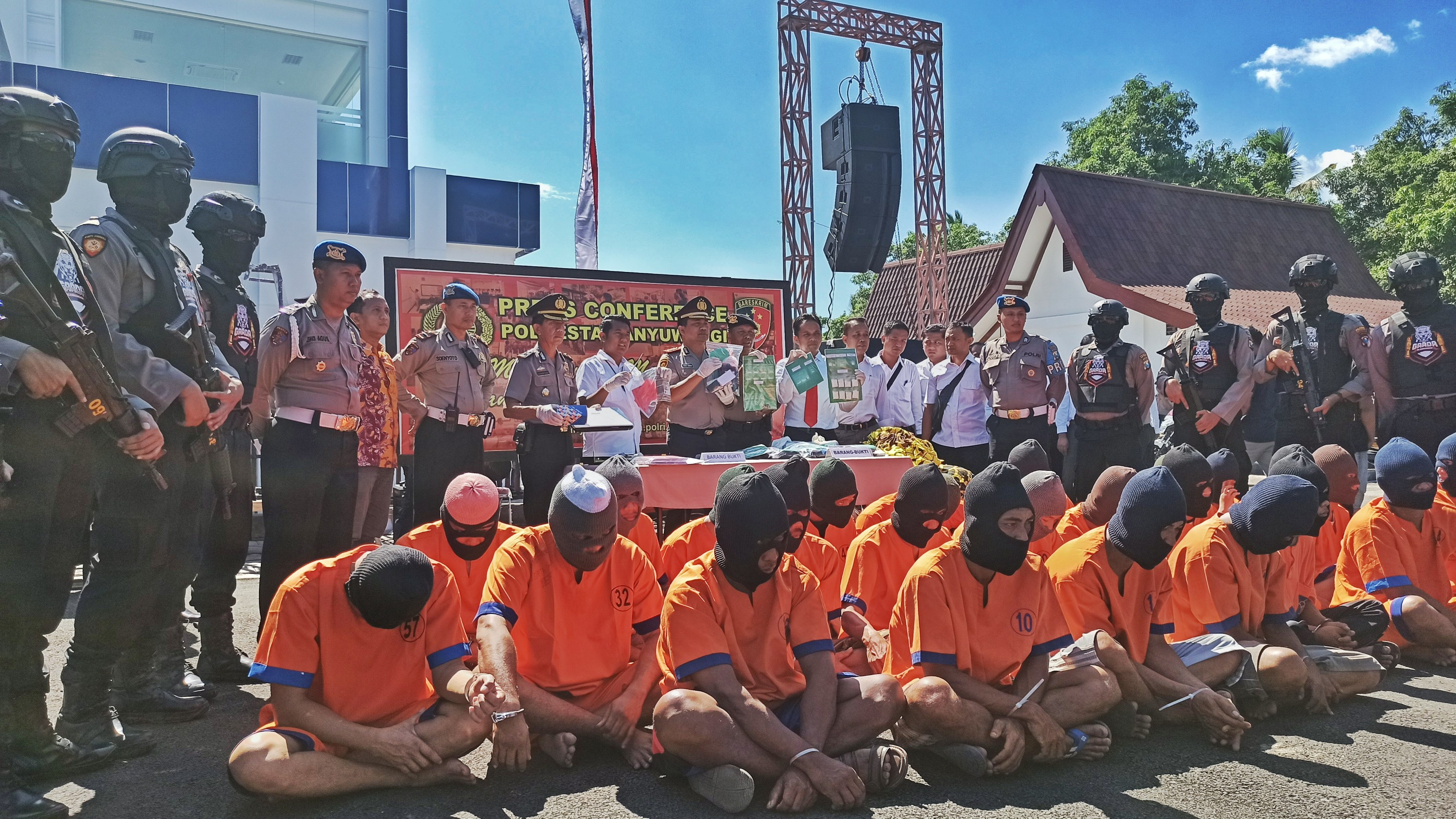 Para tersangka kasus narkoba dan kejahatan jalanan yang berhasil diungkap jajaran Polresta Banyuwangi (Foto: Hujaini/ngopibareng.id)