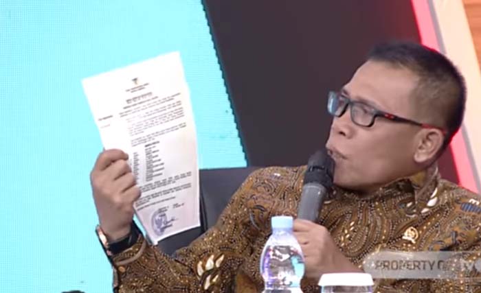 Anggota DPR dari Fraksi PDIP Masinton Pasaribu mempertontonkan Sprinlidik KPK untuk Wahyu Setiawan, pada acara ILC di TV-One hari Selasa 14 Januari lalu. (Foto:Youtube)