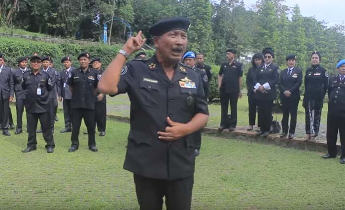 Pimpinan Sunda Empire sedang berpidato di hadapan para pengikutnya. (Foto:Youtube)