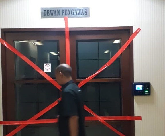 Ruang kerja Dewas Penyiaran Publik TVRI disegel pendukung Helmy Yahya sebagai perlawanan atas pencopotan dari jabatannya selaku Dirut PP TVRI oleh Dewas. (Foto: Istimewa)