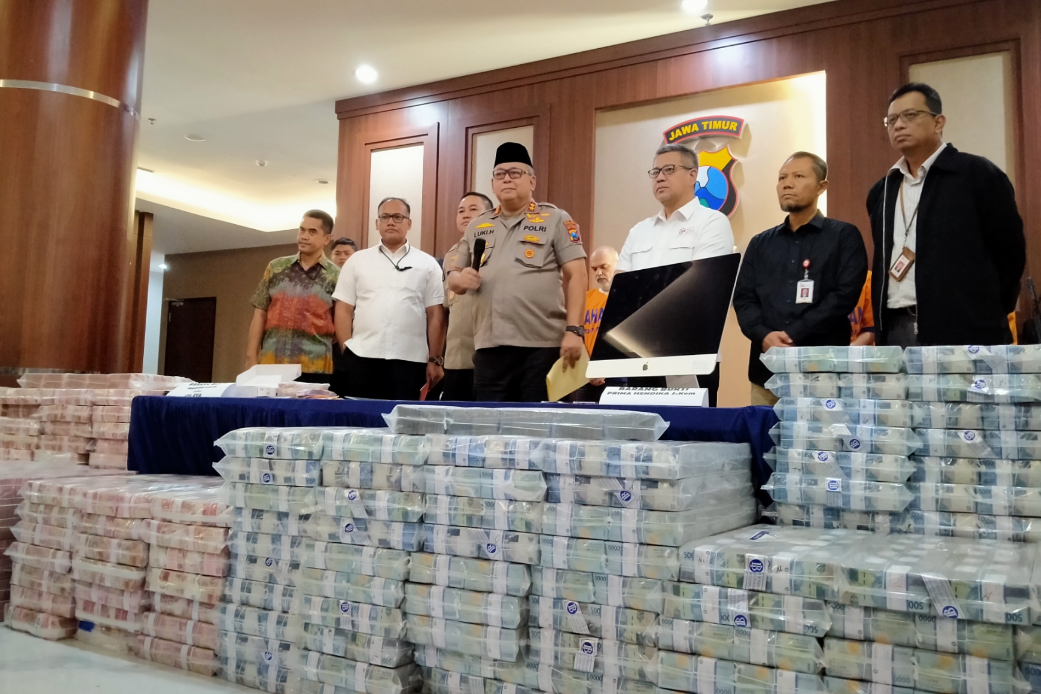 Kapolda Jatim, Irjen Pol Luki Hermawan (tengah) saat menunjukkan barang bukti uang Rp122 miliar di Mapolda Jatim, Surabaya. (Foto: Fariz/ngopibareng.id)