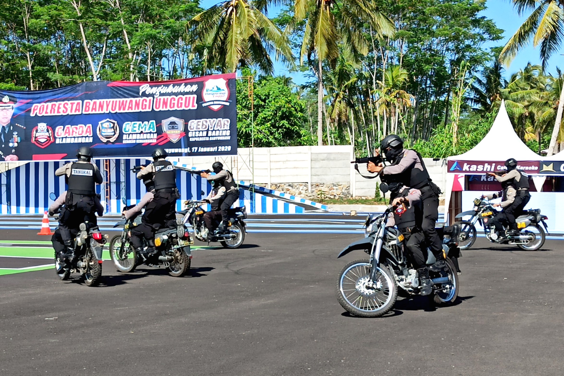 Tim Tanggap Satgas Garda Blambangan menunjukkan kemampuannya setelah resmi diluncurkan (foto : Hujaini/ngopibareng.id)