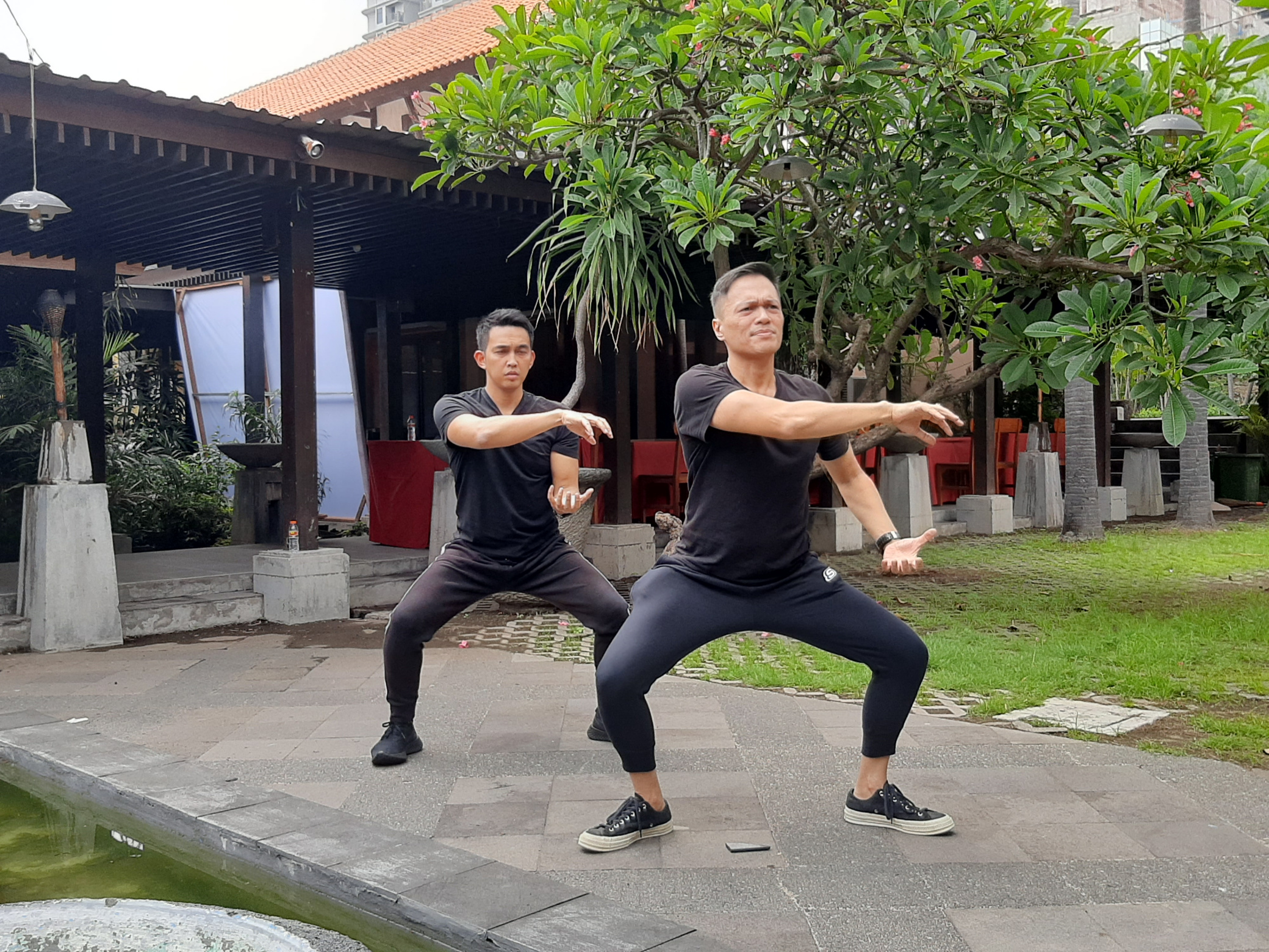 Dika Satjadibrata sedang memeragakan gerakan Yogamarta. (Foto:Pita Sari/ngopibareng.id)