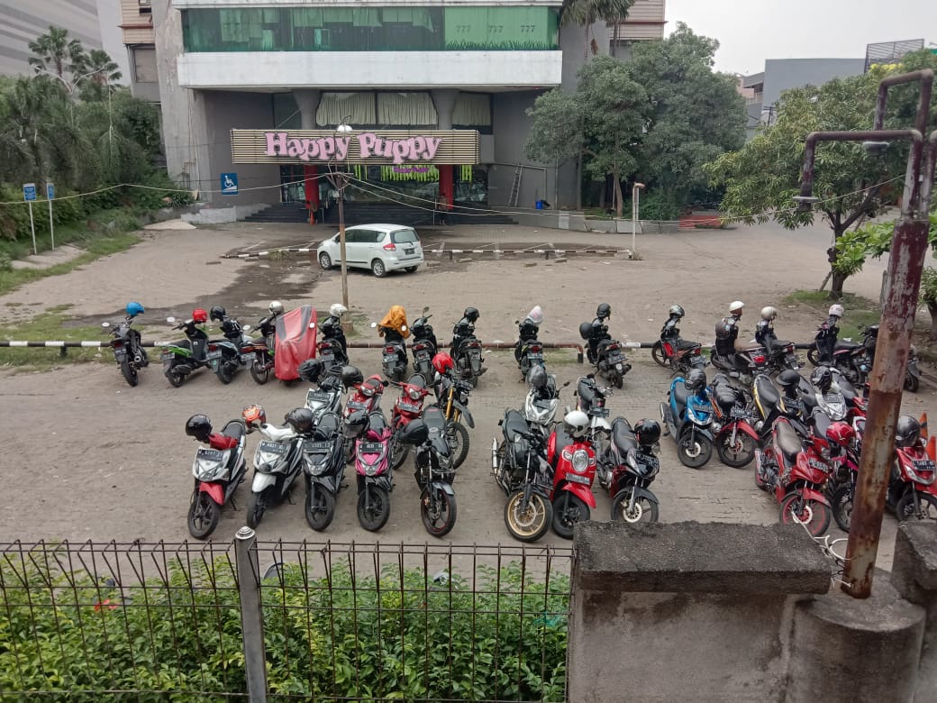 Deretan motor yang terparkir di depan Happy Puppy Darmo Park Mayjend Sungkono. (Foto: Faiq/ngopibareng.id)