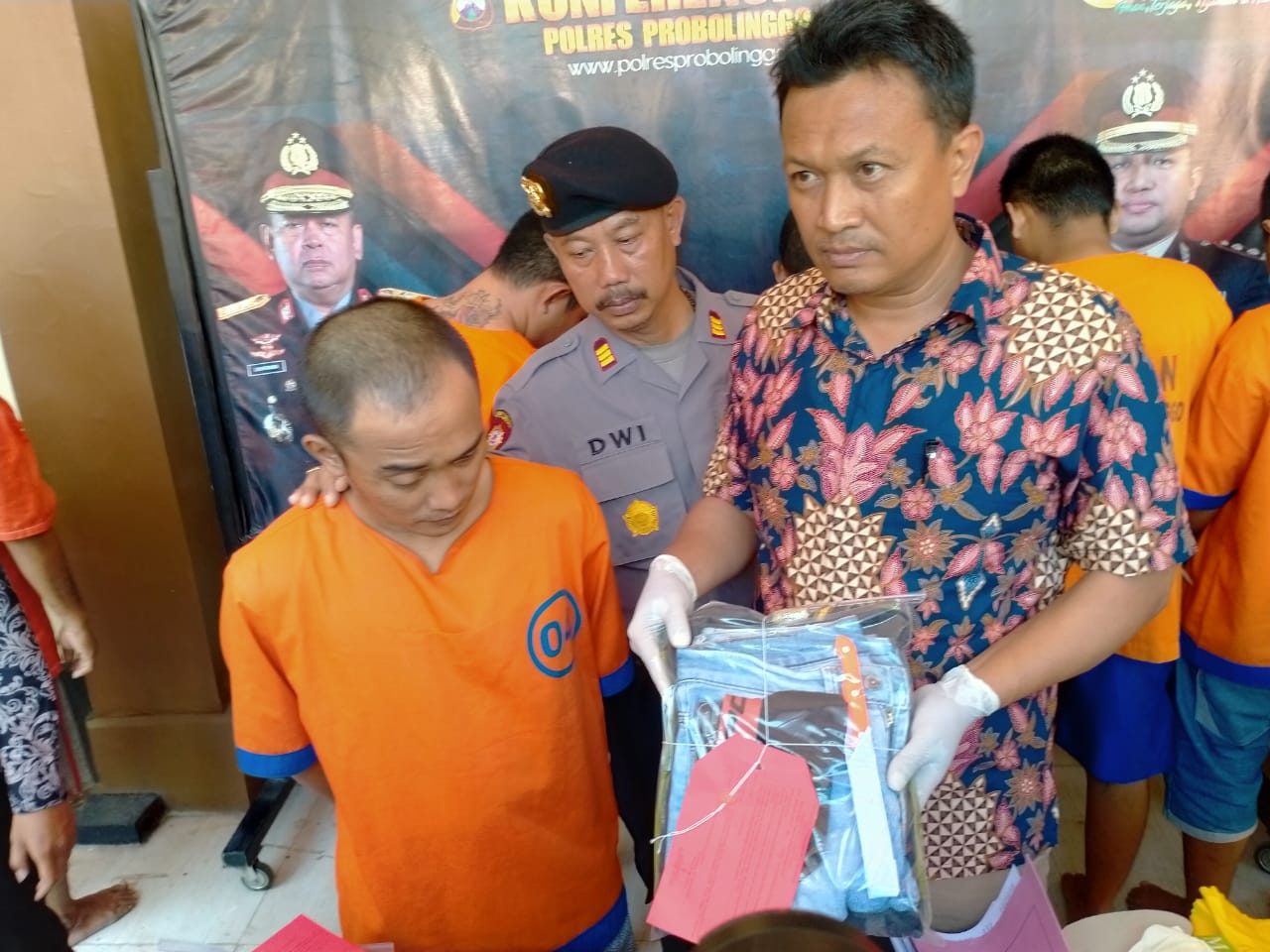 Budianto, 31 tahun, tersangka pencabulan didampingi Kasat Reskrim Polresta, AKP Nanang Fendi Dwi Susanto. (foto: Ikhsan/ngopibareng.id)