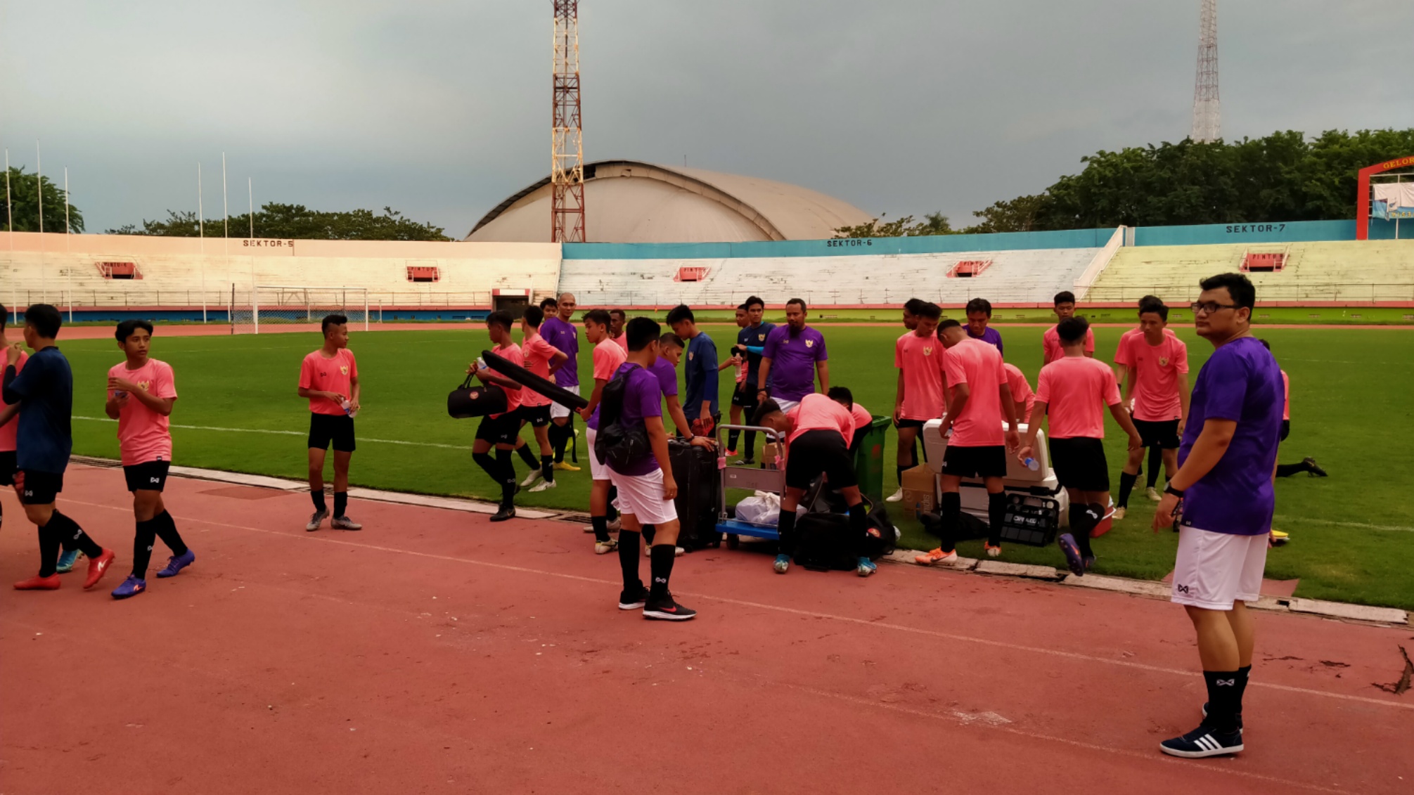 Para pemain Timnas U-16 usai berlatih di Stadion Gelora Delta, Sidoarjo, Jumat 17 Januari 2020. (Foto: Fariz/ngopibareng.id)