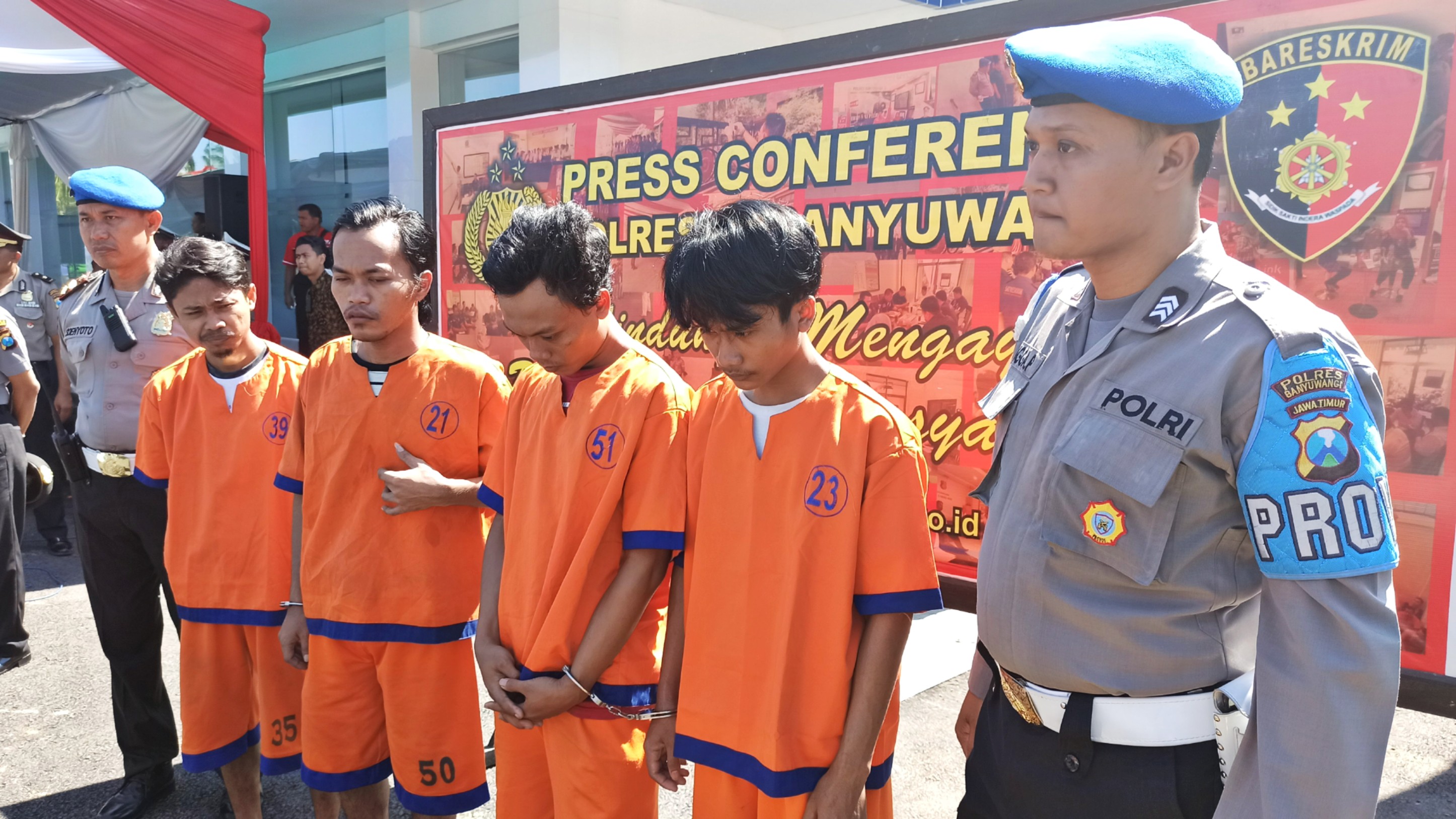 M. Ibnu Zainullo (berbaju tahanan nomor 21), pelaku utama kasus perampokan seorang nenek yang masih tetangganya sendiri (foto : Hujaini/ngopibareng.id)