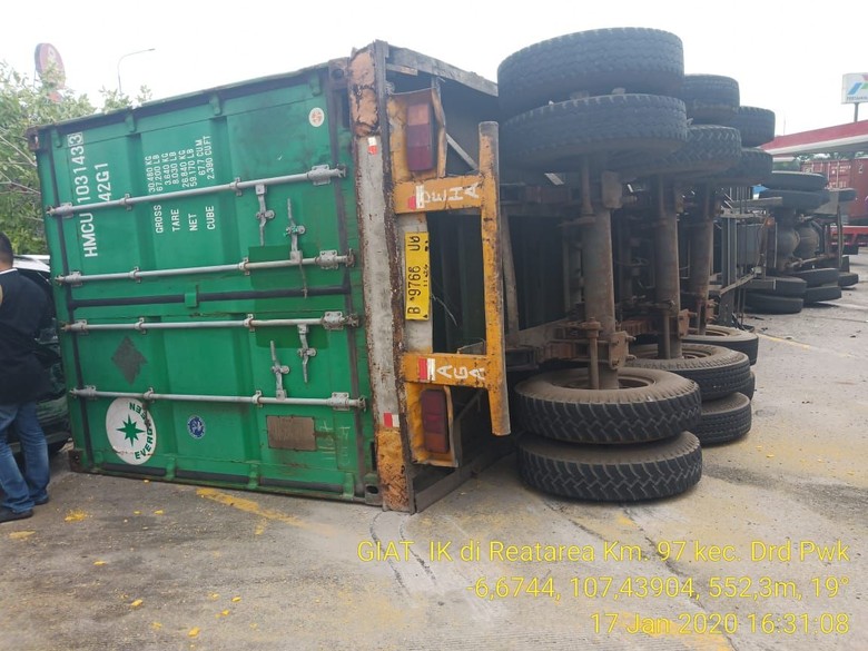 Truk kontainer terguling di rest area KM 97 Tol Cipularang. (Foto: Istimewa)