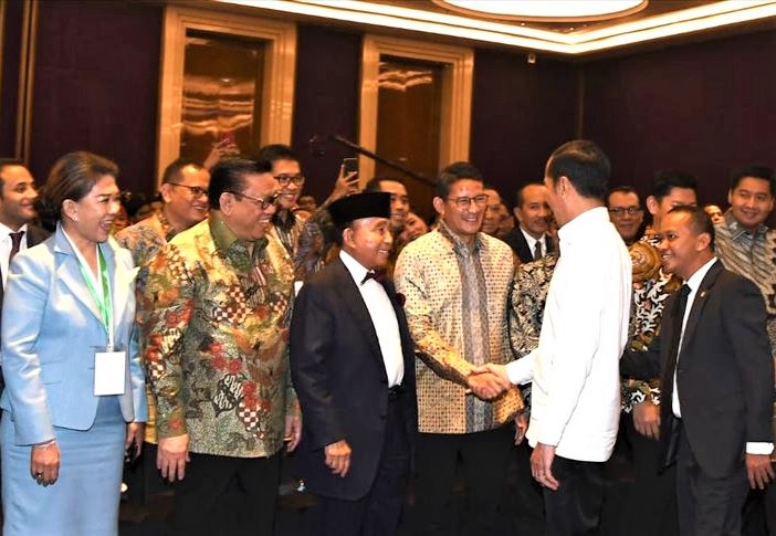 Presiden Joko Widodo (Jokowi) menyalami Sandiaga Uno ketika pelantikan pengurus Himpunan Pengusaha Muda Indonesia (Hipmi) 2019-2022 di Jakarta, Rabu 15 Januari 2020. (Foto: Setpres)