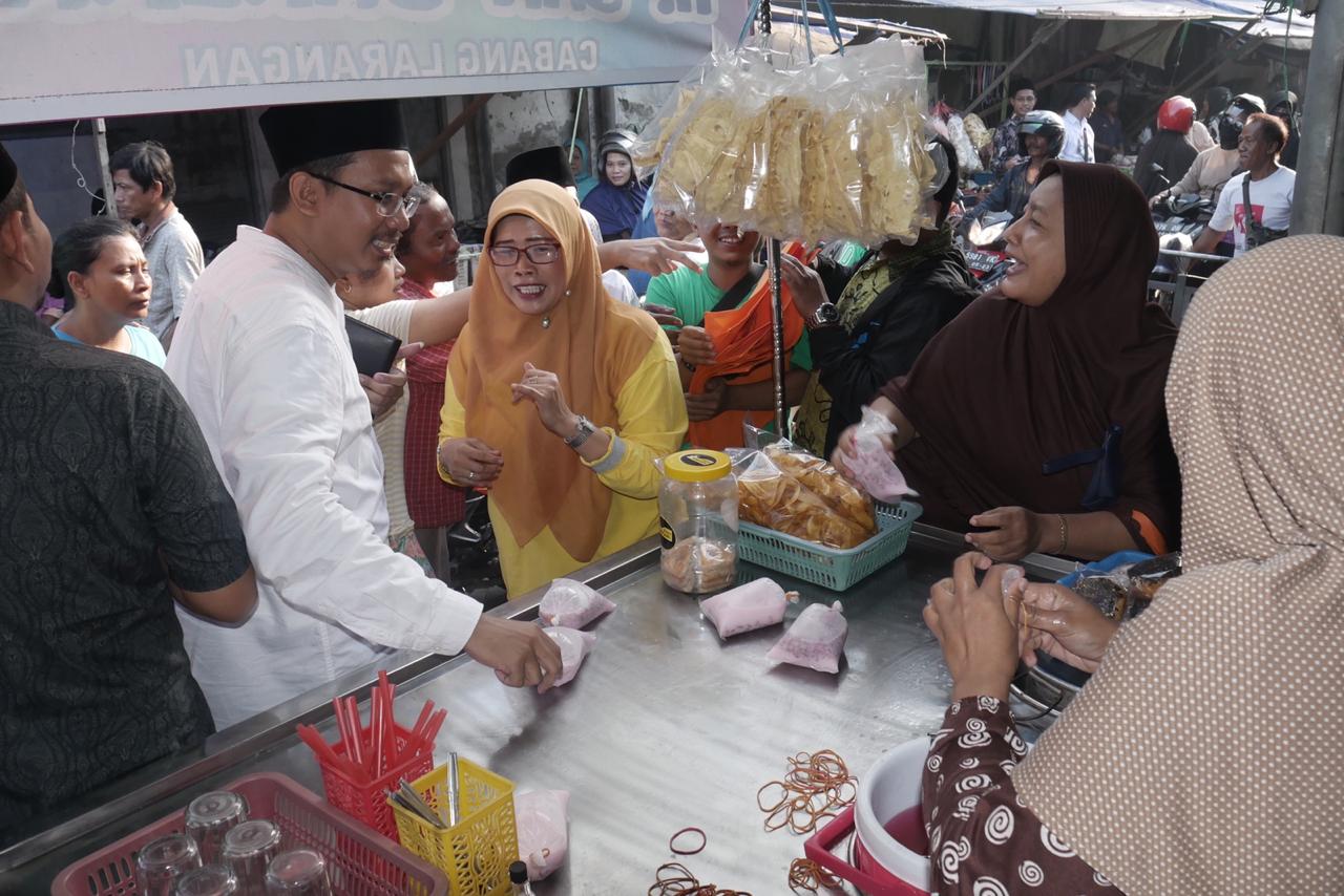 Bakal Calon Bupati Sidoarjo Ahmad Muhdlor Ali (Gus Muhdlor) ketika menyapa pelaku UMKM Kampung Kauman, Sidoarjo. (Foto: Istimewa)