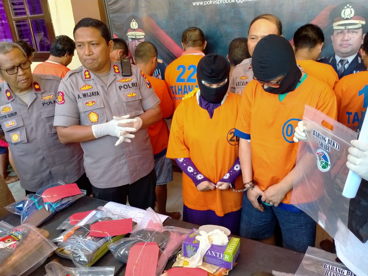 Kapolresta AKBP Ambariyadi Wijaya bersama Sayyid Achmad dan Lutfiah, pasutri yang disangka mengonsumsi sabu-sabu (SS). (Foto: Ikhsan/ngopibareng.id)