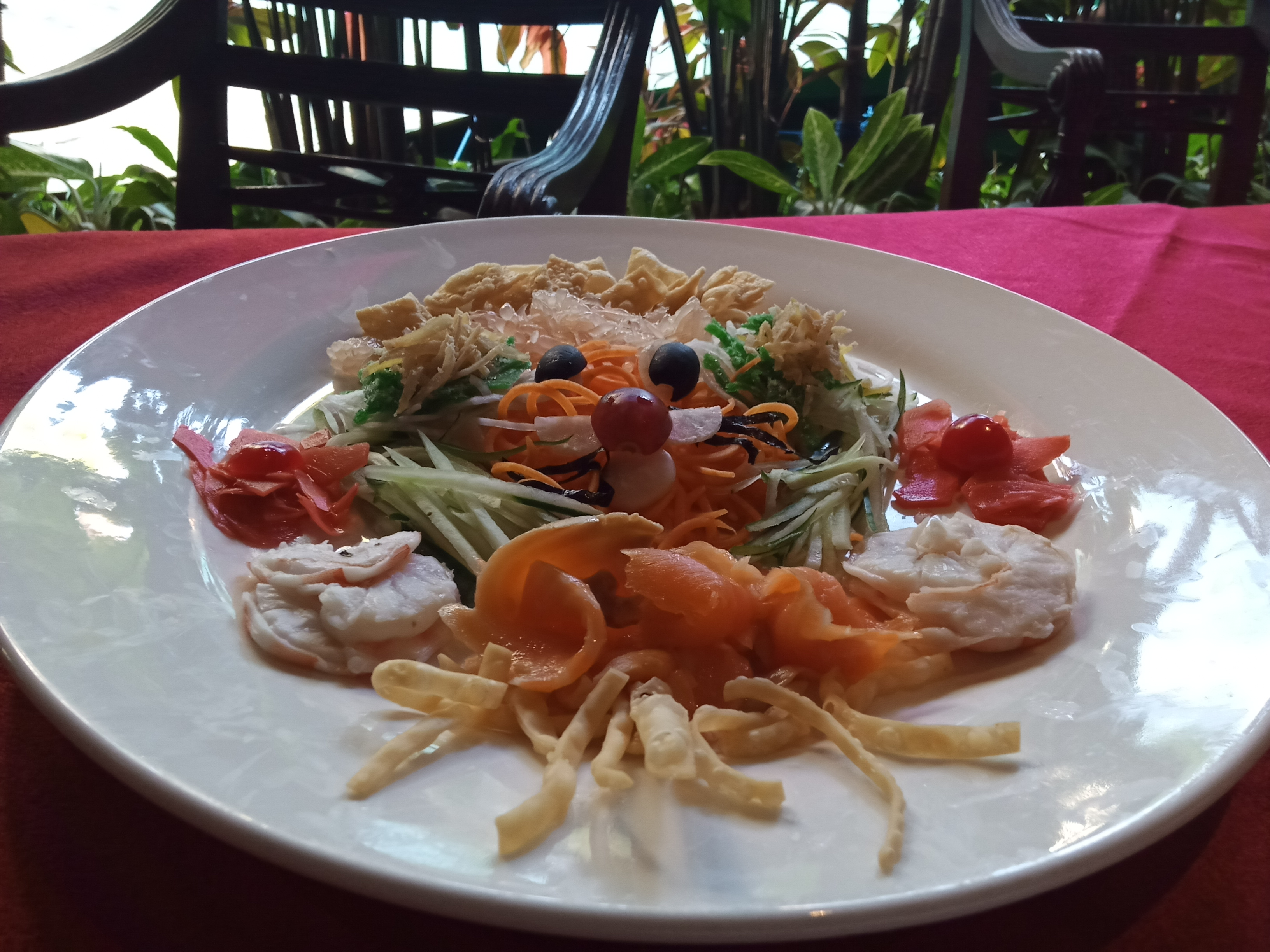 Menu Salmon Prosperity Ross Yusheng jadi makanan wajib tiap Imlek. (Foto: Theo/ngopibareng.id)