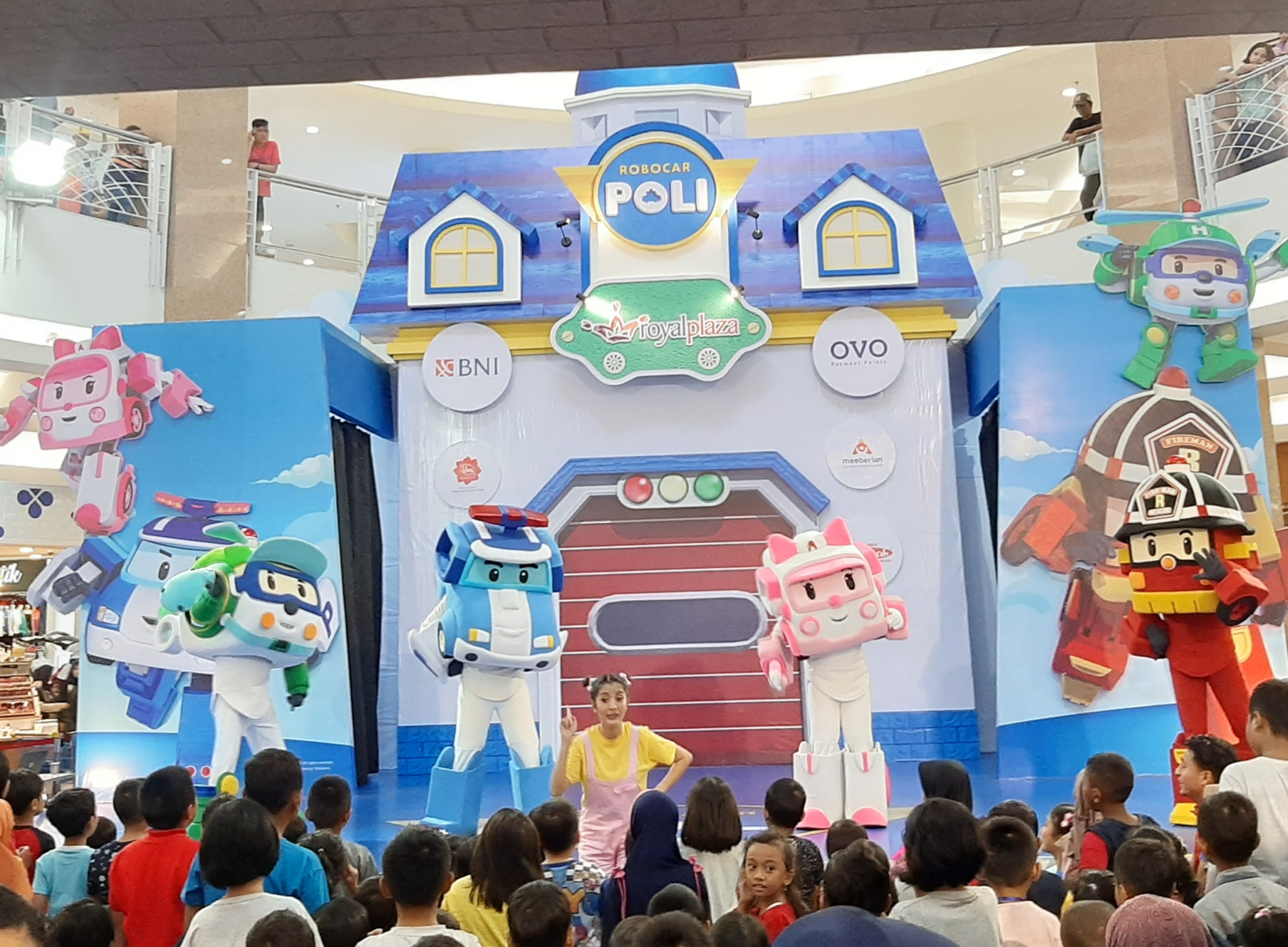 Menari dan belajar profesi dalam karakter Robocar Poli di atrium Royal Plaza Surabaya. (Foto: pita/Ngopibareng.id)