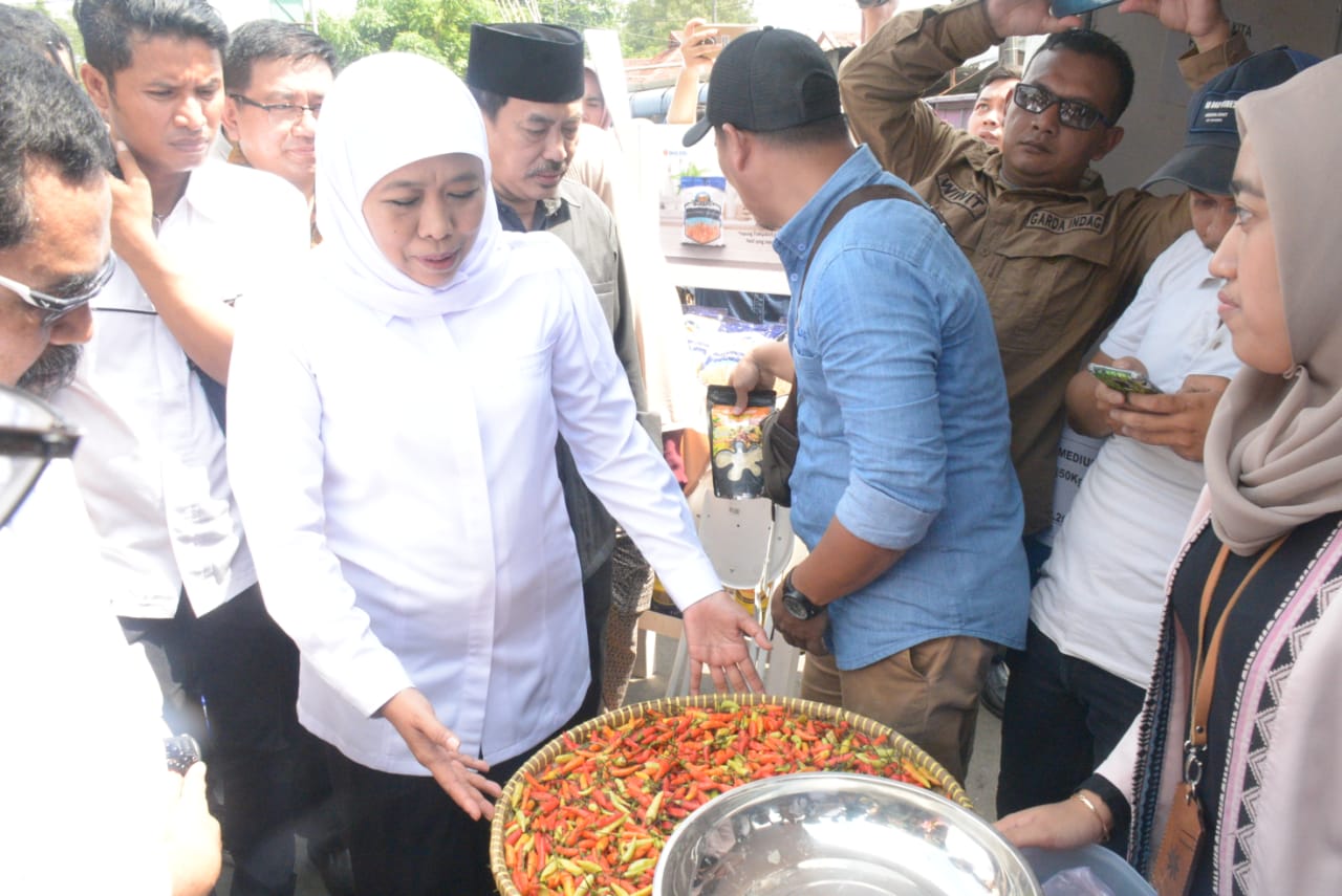 Gubernur Jatim Khofifah Indar Parawansa saat sidak di salah satu Pasar di Sidoarjo. (Foto: Istimewa)