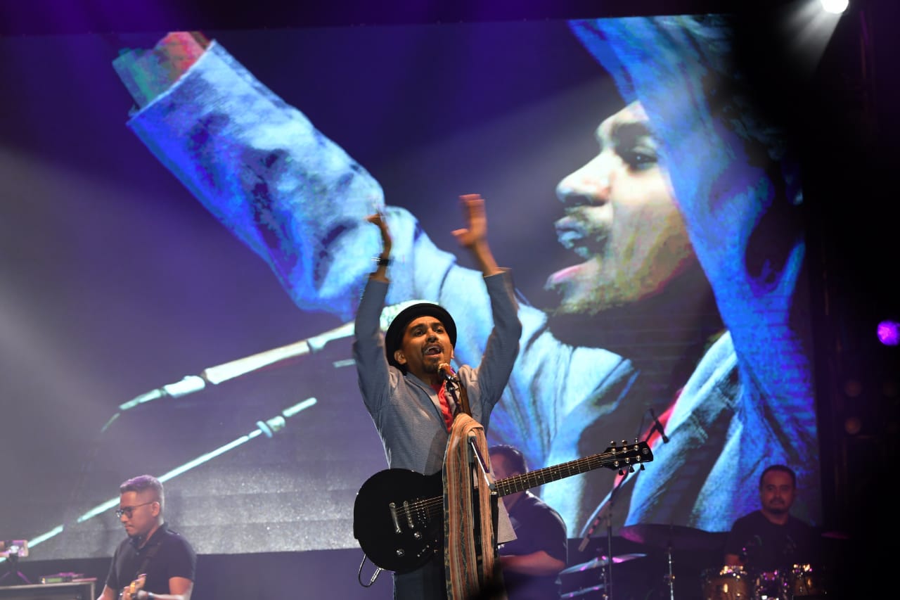 Glenn Fredly saat tampil di konser Romansa Masa Depan yang dilakukan pertama kali di Surabaya. (Foto:istimewa)