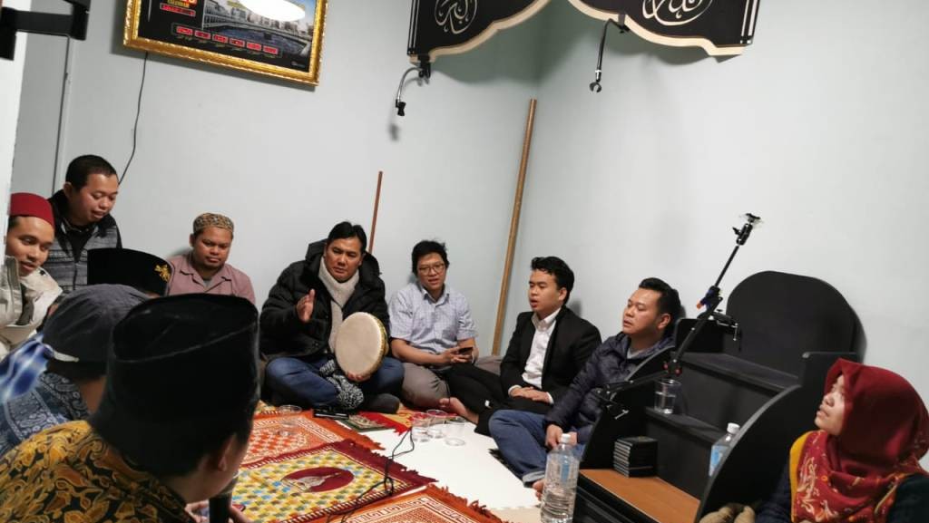 Sekjen PBNU H A. Helmy Faishal Zaini (memegang rebana) saat bertemu jamaah Masjid Al-Ikhlas Kabukicho, Shinjuku, Tokyo. (Foto: Istimewa)