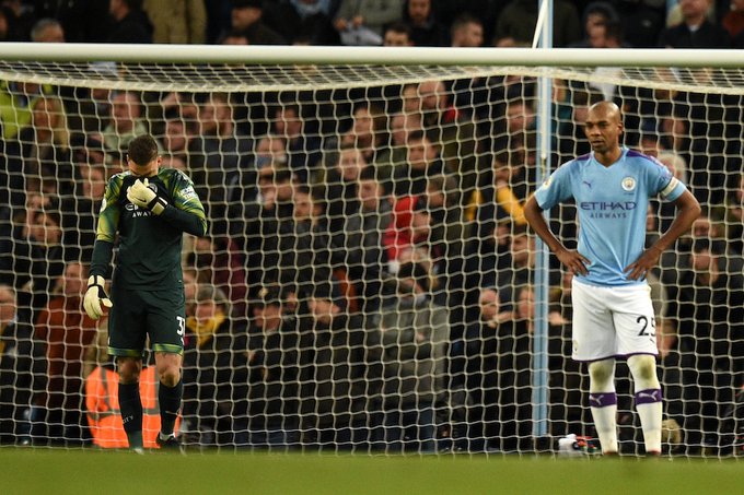 Fernandinho setelah mencetak gol bunuh diri. (Foto: twitter/@deportesee)