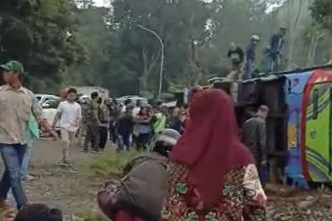 Bus terguling di Subang, Sabtu 18 Januari 2020. (Foto: Antara)