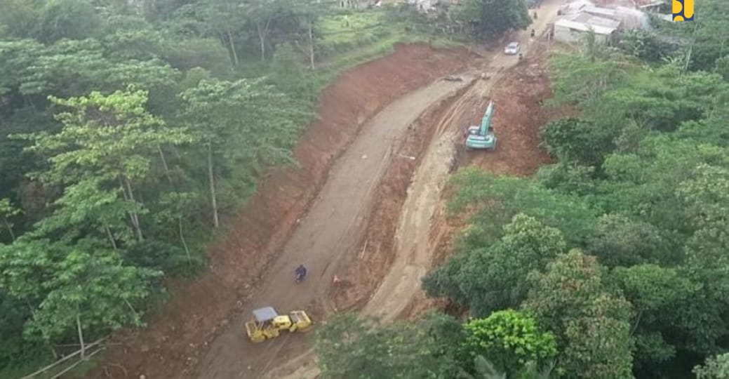 Pembukaan akses di Sukajaya Bogor yang beberapa waktu lalu mengalami longsor. (Foto: Kementerian PUPR)