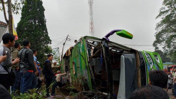 Bus pariwisata PO Purnamasari dengan nomor polisi E 7508 W, mengangkut kader posyandu di wilayah Bojong Pondok Terong, Kecamatan Cipayung, Jawa Barat. (Foto: YouTube)