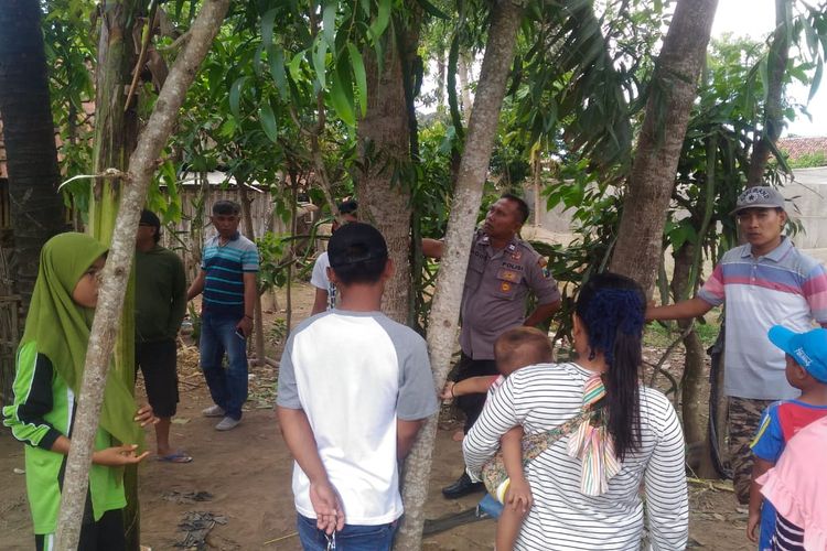 Petugas Polsek Puger menyaksikan langsung kasus viralnya pohon menangis di Kecamatan Puger, Kabupaten Jember, Jawa Timur, Minggu 19 Januari 2020. (Foto: Dok. Polsek Puger)