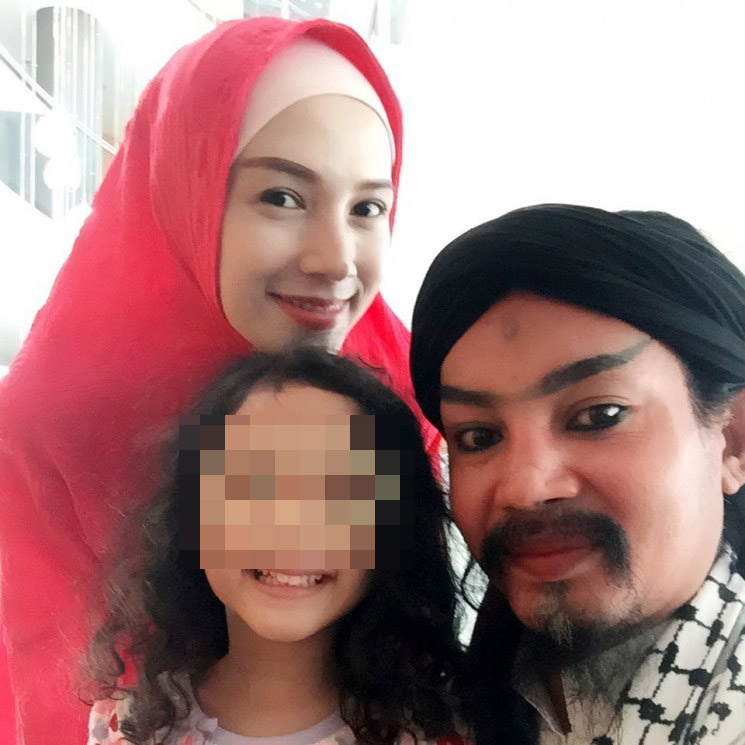 Pasangan Master Limbad bersama istri sirinya, Benazir Endang, serta putri mereka, Lim Bintang. (Foto: Instagram)