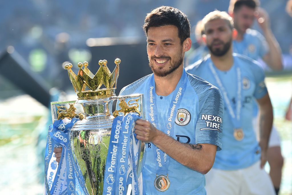 David Silva saat mengangkat trofi Liga Inggris musim lalu. (Foto: Twitter/@mancity)