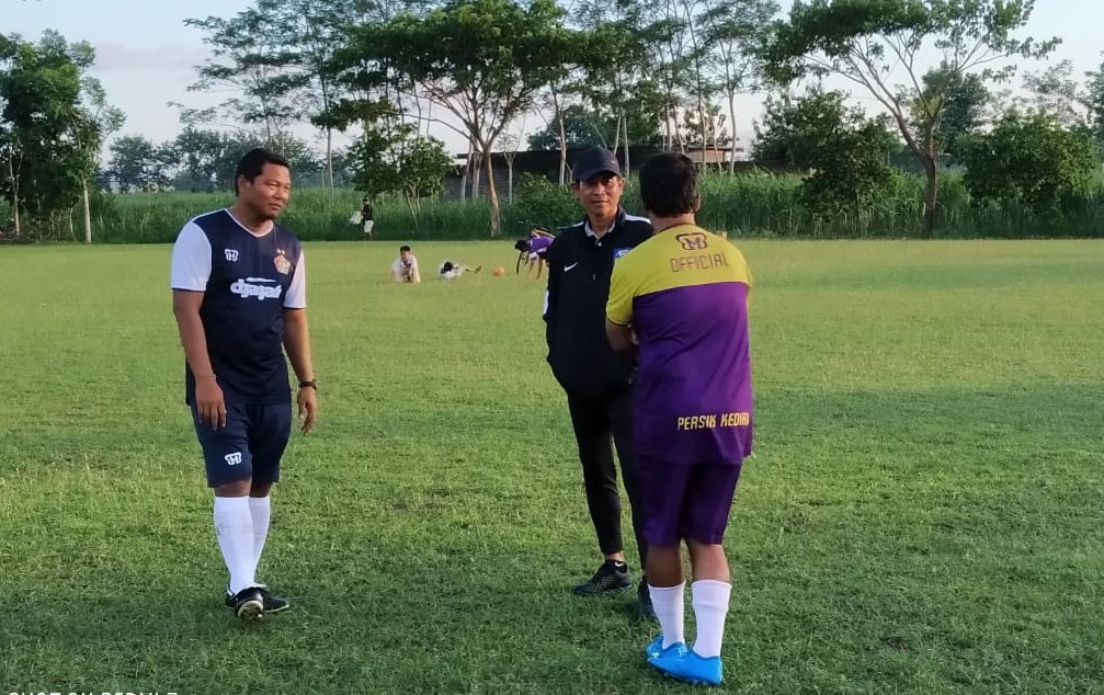 Pelatih Persik Kediri Joko Susilo dalam sesi latihan di lapangan Betet Pesantren, Kediri. (Foto: Fendi/ngopibareng.id)