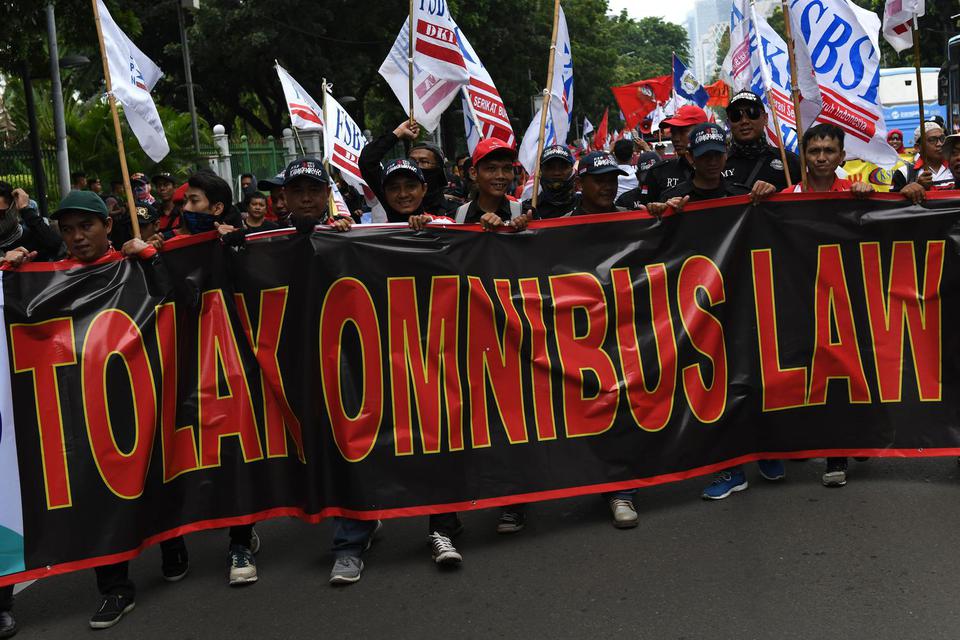 Ribuan buruh menolak omnibus law di gedung DPR RI, Senin, 20 Januari 2020. (Foto: Antara)