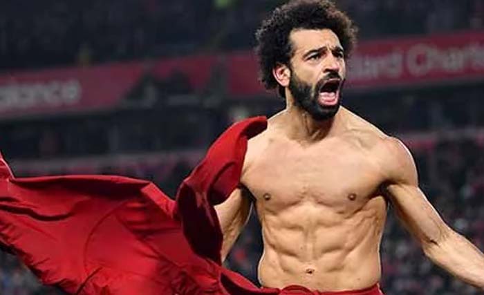 Mo Salah bertelanjang dada usai menjebol gawang MU yang dijaga David de Gea, Senin dini hari. (Foto: Michael Regan/Getty Images)