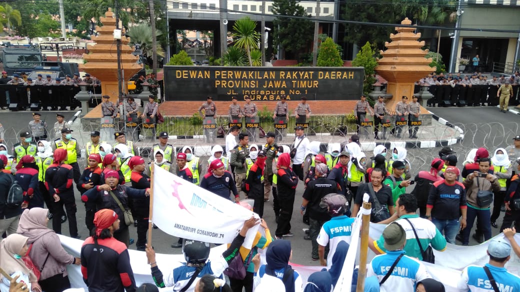 Demonstrasi di depan Gedung DPRD Jatim. (Foto: Faiq/ngopibareng.id)