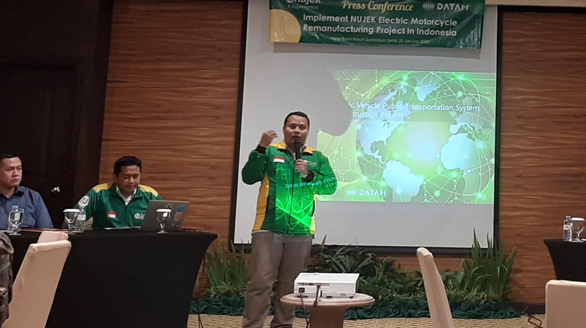 Konferensi pers Nujek mengenai kendaraan hybrid. Nujek juga menyediakan fitur mencari khatib dan guru ngaji online.(Foto: Pita/Ngopibareng.id)