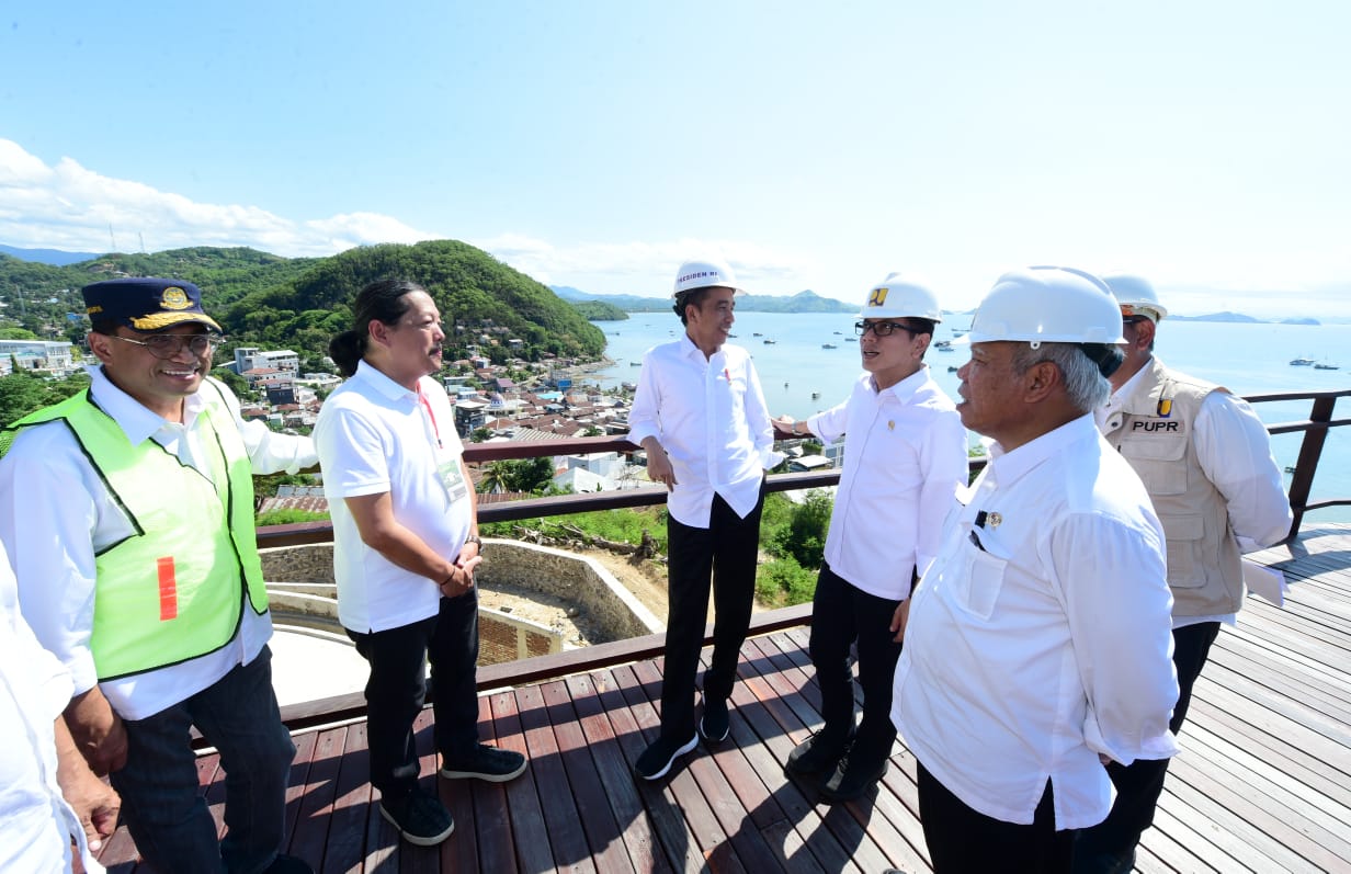 Presiden Joko Widodo meninjau perkembangan penataan kawasan Puncak Waringin di Labuan Bajo, Kabupaten Manggarai Barat, Nusa Tenggara Timur (NTT), pada Senin, 20 Januari 2020. (Foto: Setpres)