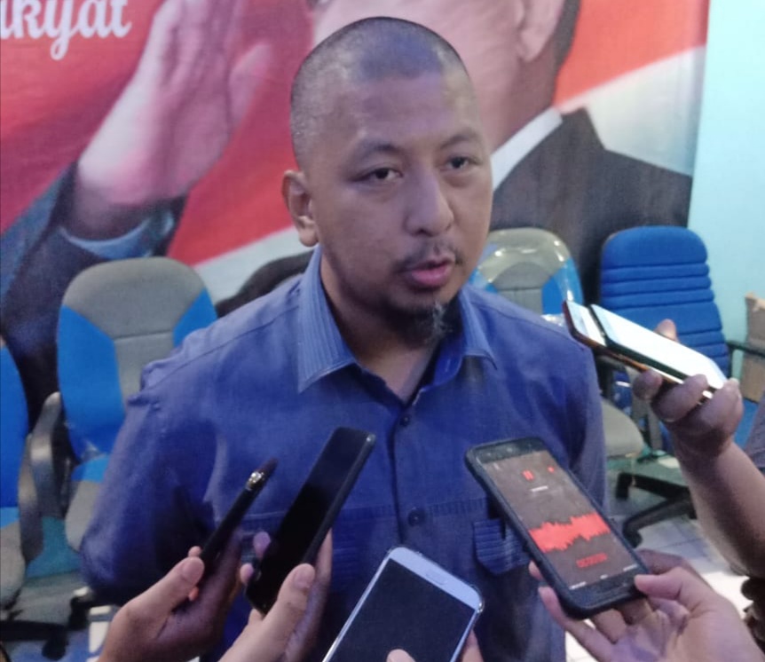 Plt Ketua DPD Partai Demokrat Jatim, Renville Antonio saat memberi keterangan pers. Partai Demokrat membuka pendaftaran untuk Pilkada di Jatim. (Foto: Faiq/ngopibareng.id)