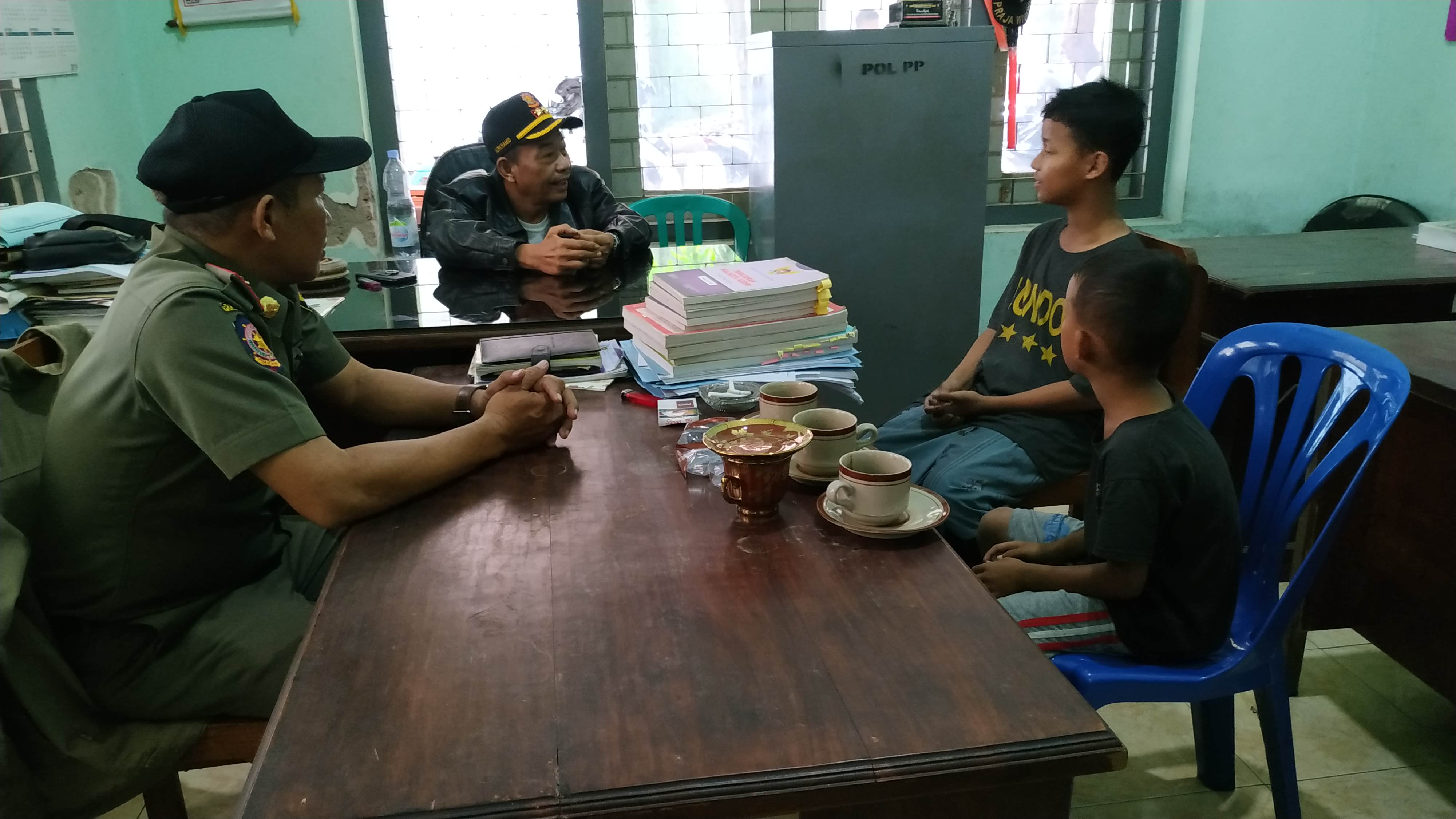 Dua anaknya diduga diajak mengemis (Fendi/ngopi bareng) tolong dikaburkan masih dibawah umur 