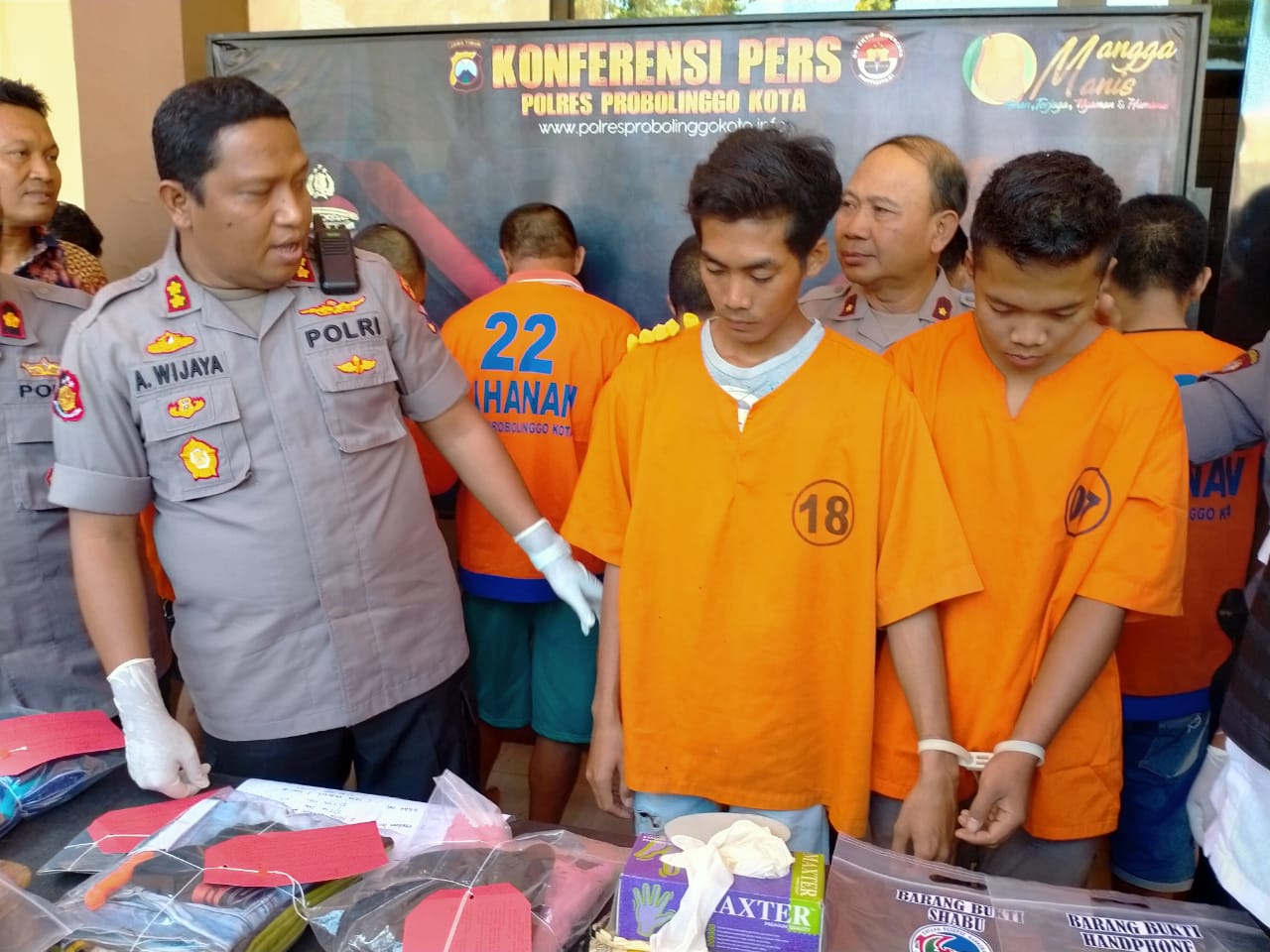 Kapolresta AKBP Ambariyadi Wijaya (kiri) bersama dua tersangka penjahat jalanan (begal). (Foto: Ikhsan/ngopibareng.id)