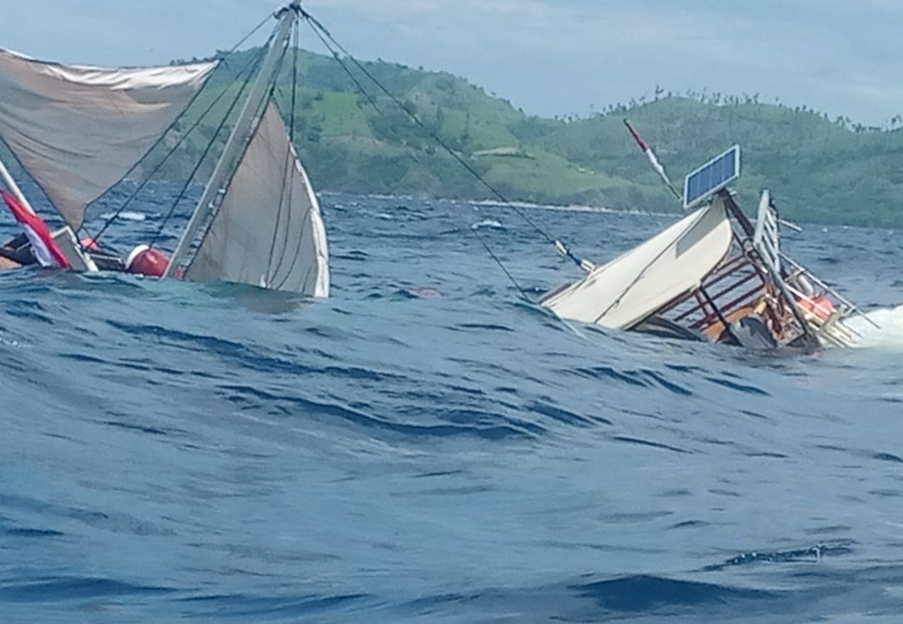 Kapal Pinisi yang ditumpangi rombongan wartawan istana terbalik di Labuan Bajo. (Foto: Asmanu/ngopibareng.id)