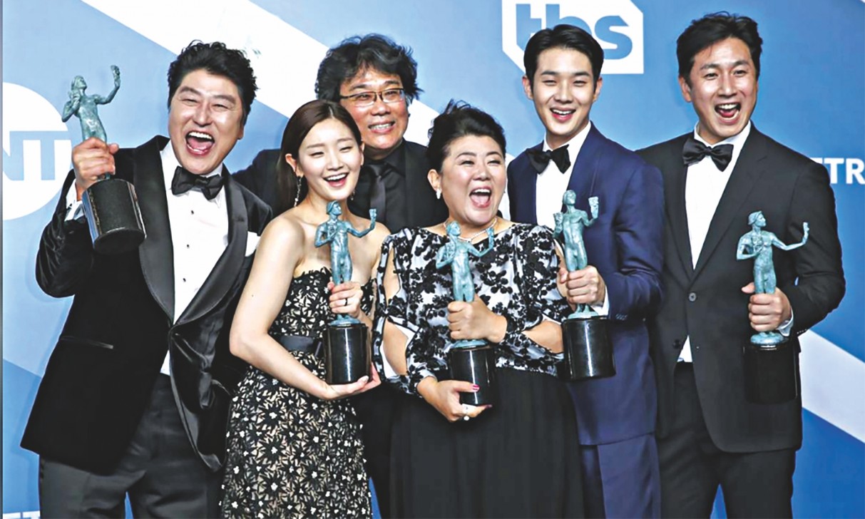 Para pemain film Parasite meraih trofi Screen Actors Awards (SAG) 2020. (Foto: Daily Star)